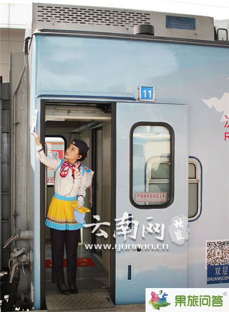 列車外表的麗江民族風情畫面。云南網實習記者