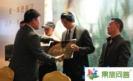 隨后，中國著名口書書法家、2008年奧運火炬手和志剛揮毫灑墨，寫下了“金茂慧語”四個蒼勁有力的大字。他的表演感染了在座的每一個人，再一次將開盤盛典推向高潮，現場異常熱烈火爆。